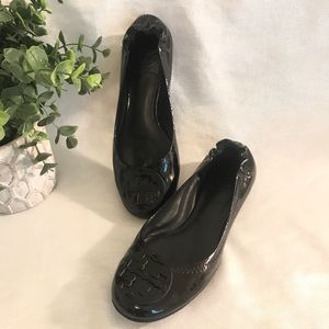 TORY BURCH BLACK PATENT LEATHER BALLET FLATS
